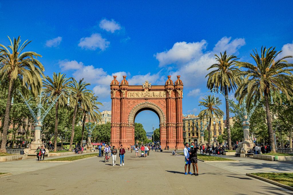 Vue de face de l'Arc de Triomf avant le parc de la Ciutadella.