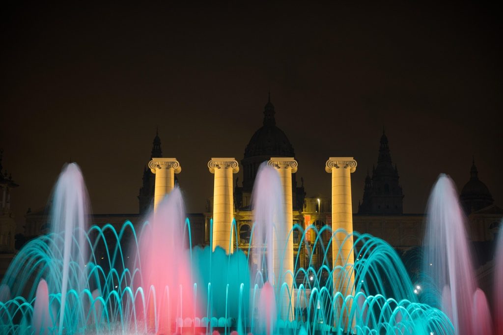 Les fontaines de Montjuïc pendant le spectacle gratuit, avec les quatre colonnes derrière