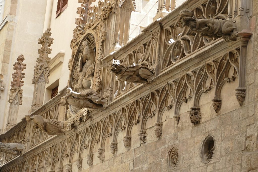 Image des gargouilles que l'on peut observer sur des façades en visitant le quartier gothique Barri Gotic, le coeur historique de Barcelone. 