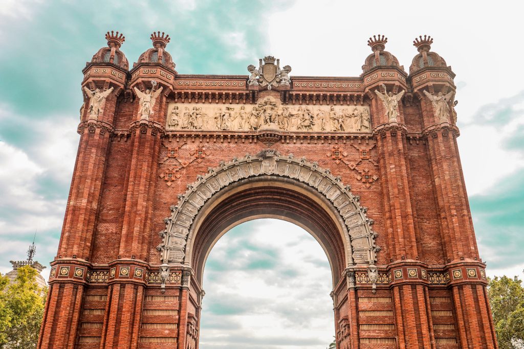 Façade de l'Arc de Triomf à voir à Barcelone