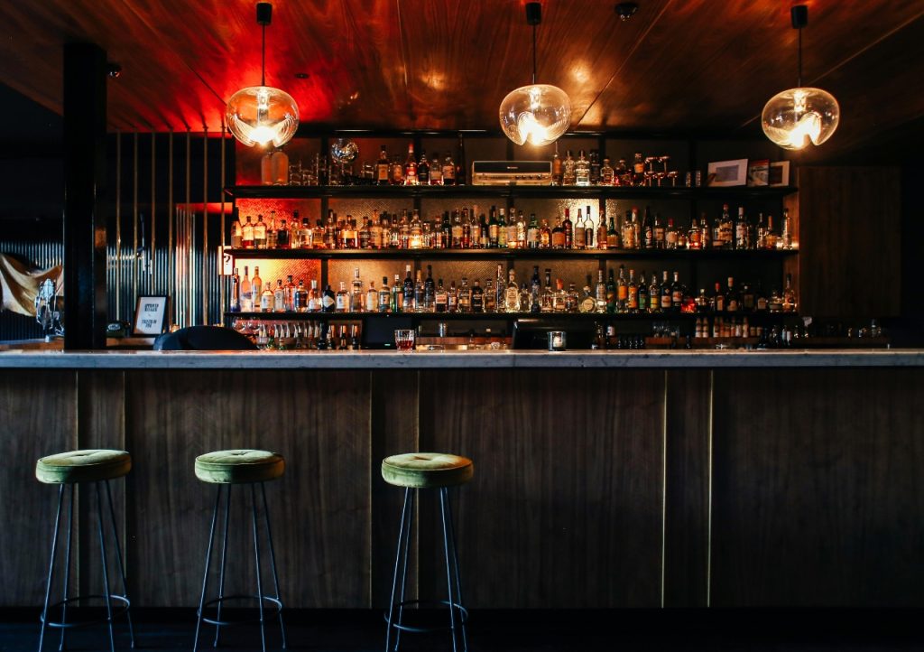 Image d'un bar à Barcelone pour budget limité, lumière tamisées rouge et orangées.