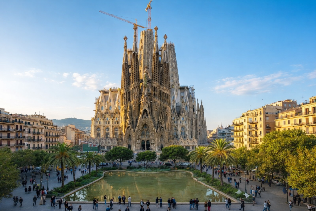 La Sagrada Famiglia vue de l'extérieure avec ses parcs alentours gratuits à Barcelone