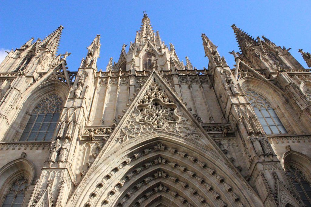 Vue du devant de la cathédrale de Barcelone, la cathédrale Sainte-Croix. 