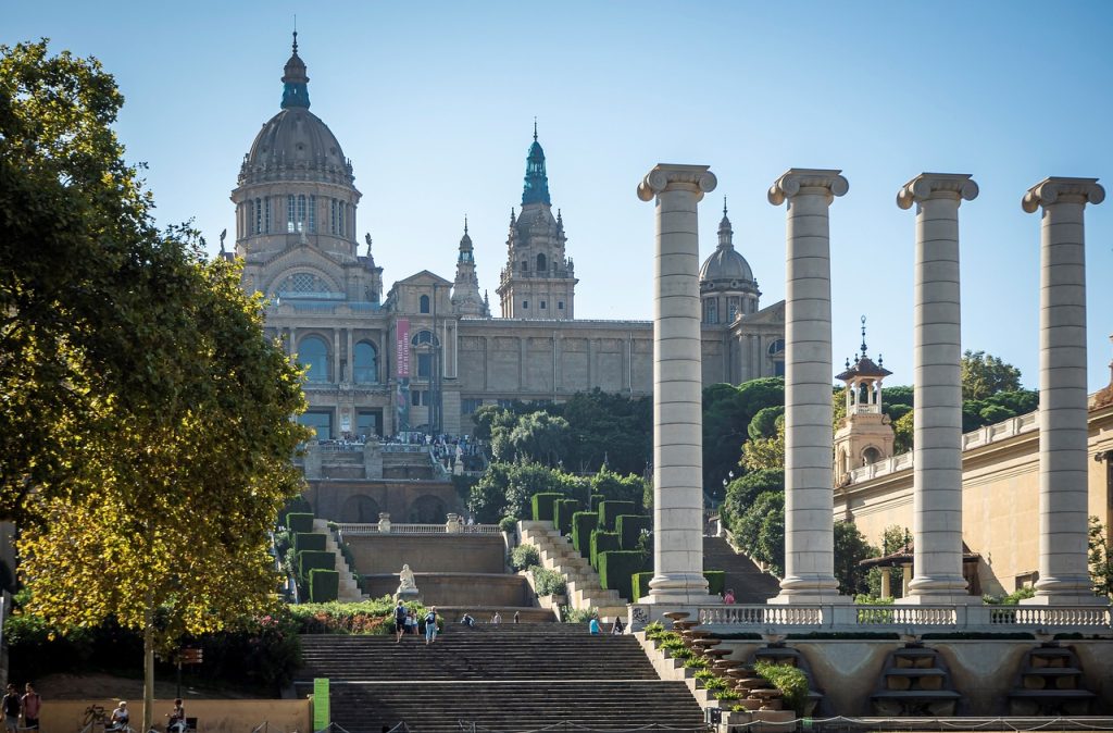Vue de la colline de Montjuic, le palais National de Barcelone en fond, avec les quatre piliers qui symbolisent le drapeau catalan devant